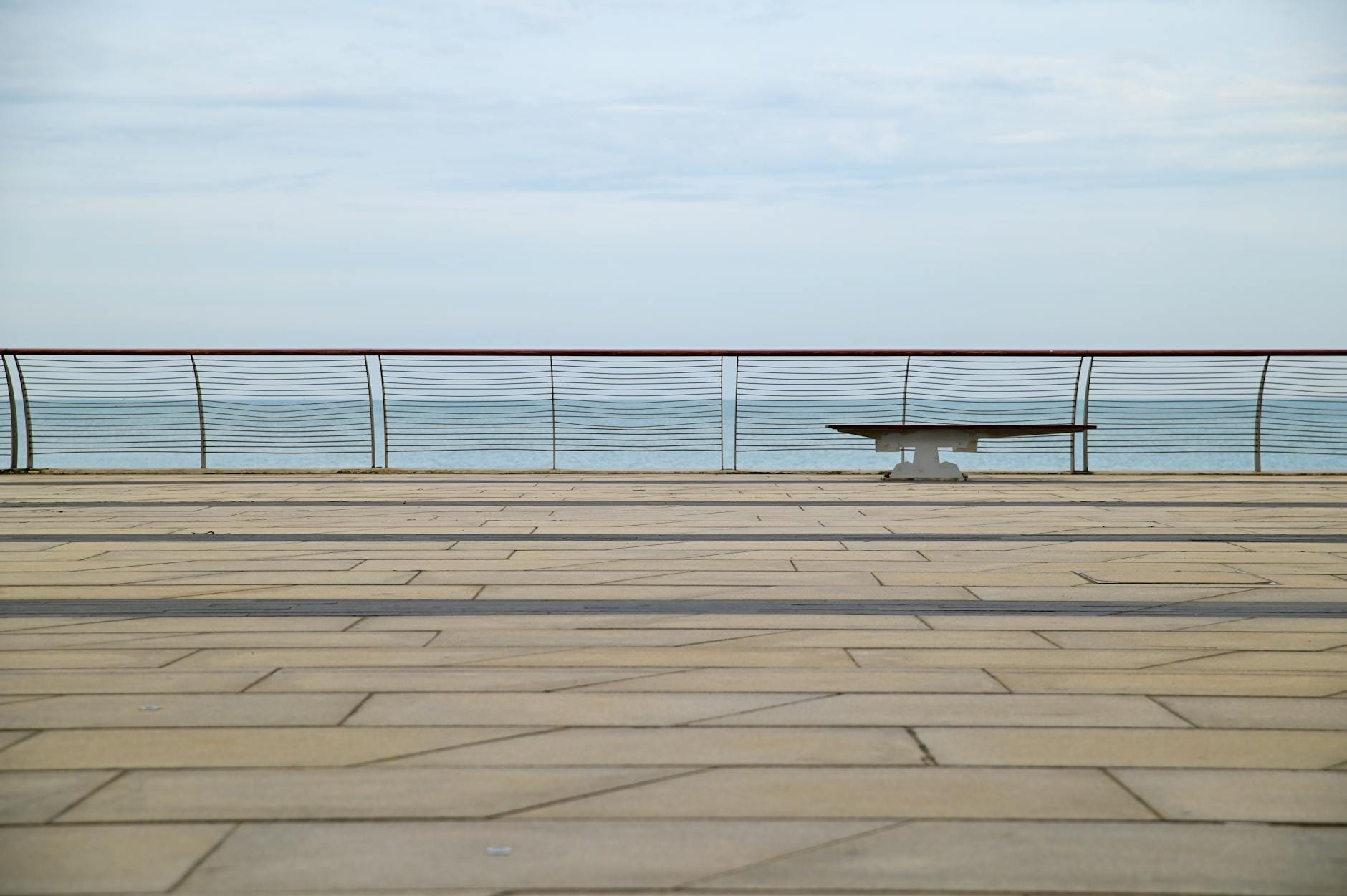 Pusta nadmorska promenada poza sezonem w Ustce