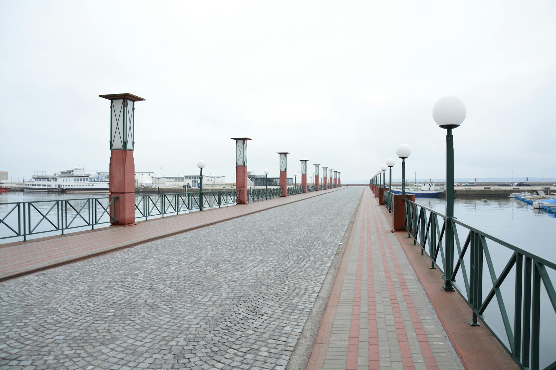 Pusta nadmorska promenada w Ustce z latarniami i brukowaną ścieżką