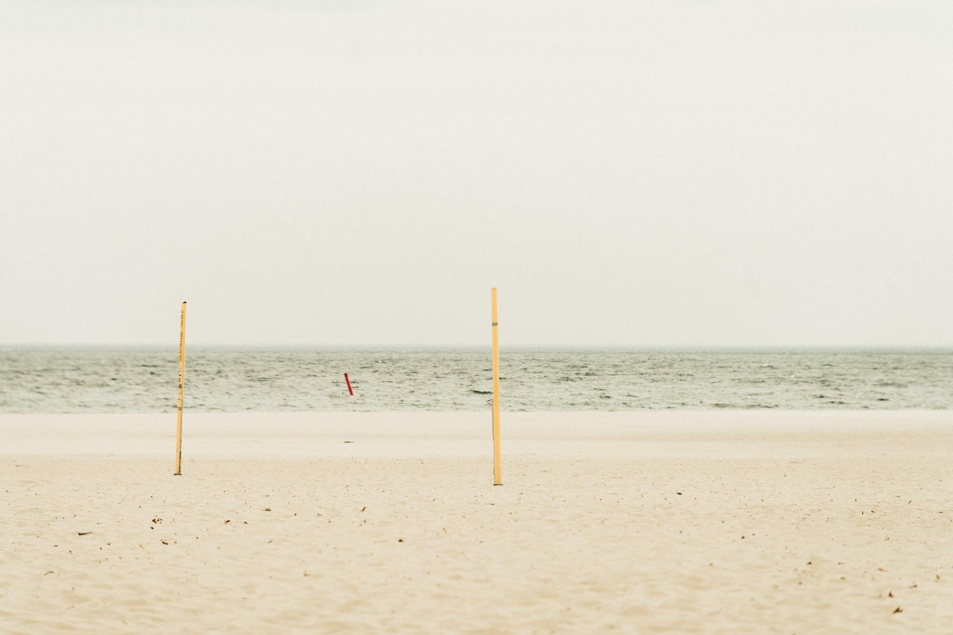 Pusta bałtycka plaża w pochmurny dzień, idealna na spokojny spacer