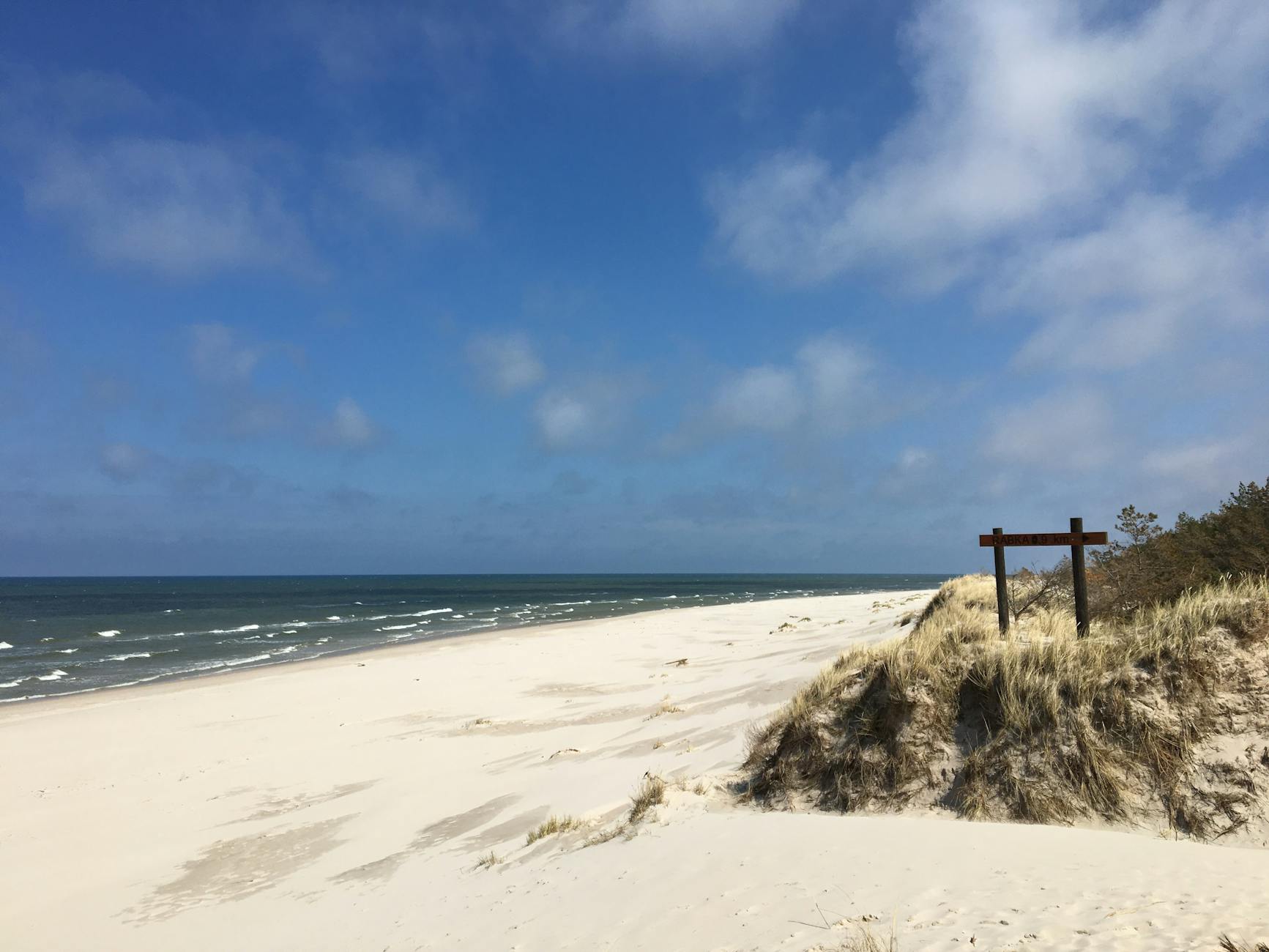 Spokojne wydmy Łeby i pusta plaża nad Bałtykiem poza sezonem
