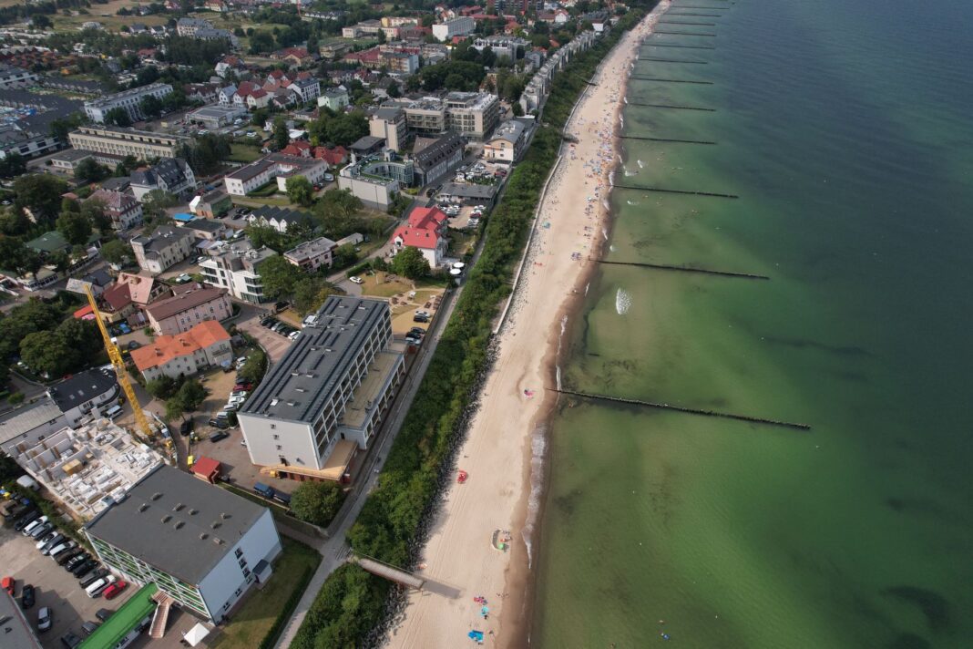Plaża Wschodnia czy Zachodnia w Ustce? Porównanie zejść, tłumów i infrastruktury