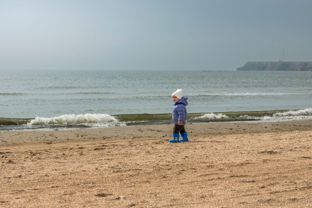 Ustka z małym dzieckiem i wózkiem – które zejścia na plażę są płaskie i utwardzone?