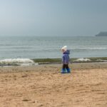 Ustka z małym dzieckiem i wózkiem – które zejścia na plażę są płaskie i utwardzone?